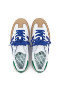 Scarpe Adidas ergonomiche con suola beige e lacci blu, ideali per sportivi e attività fisica.