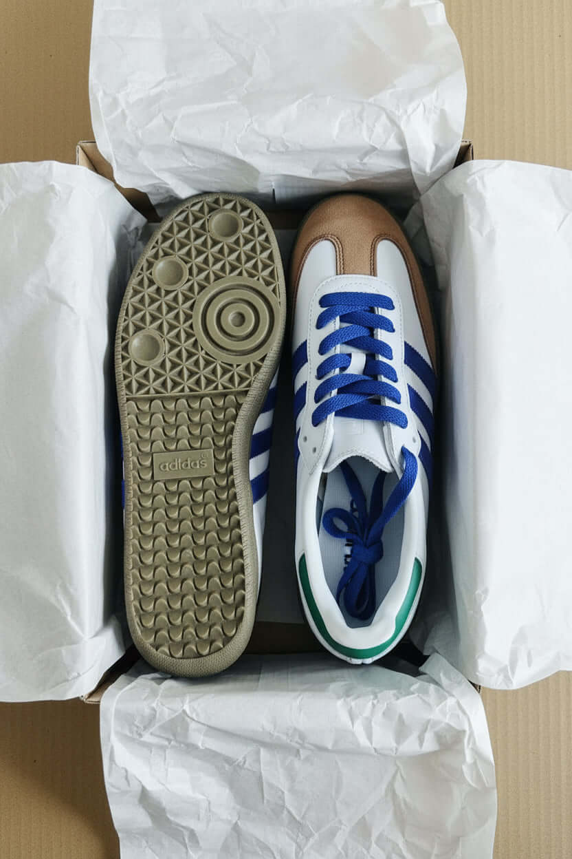 Scarpe Adidas ergonomiche all'interno della loro confezione, con dettagli di design e suola visibile.