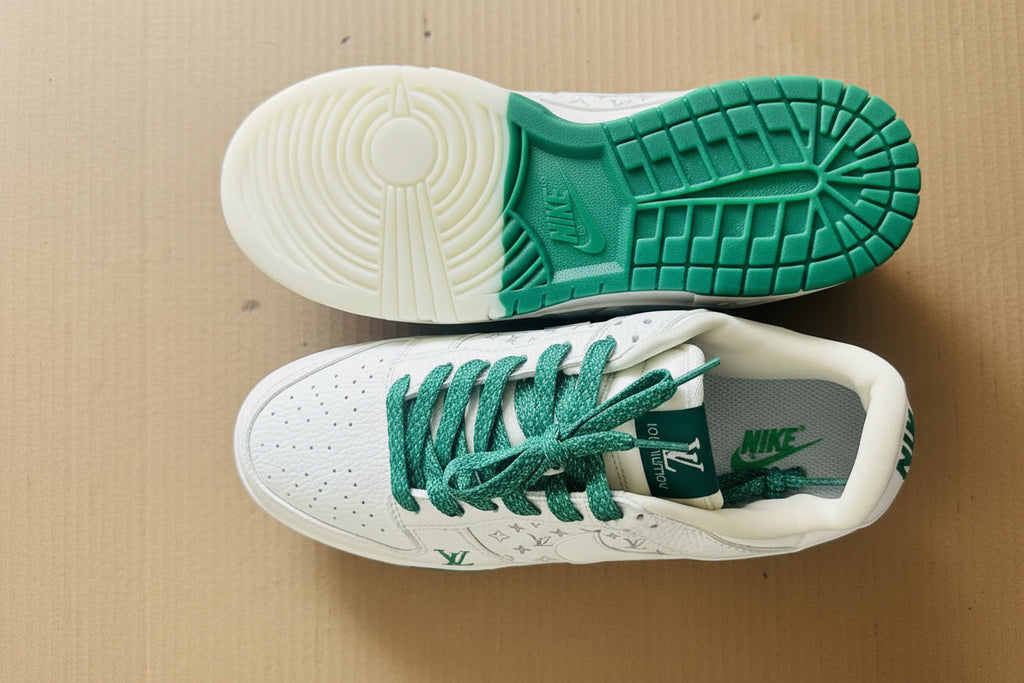 Scarpe Nike per attività sportive con suola verde e bianca, progettate per comfort e supporto durante l'allenamento.
