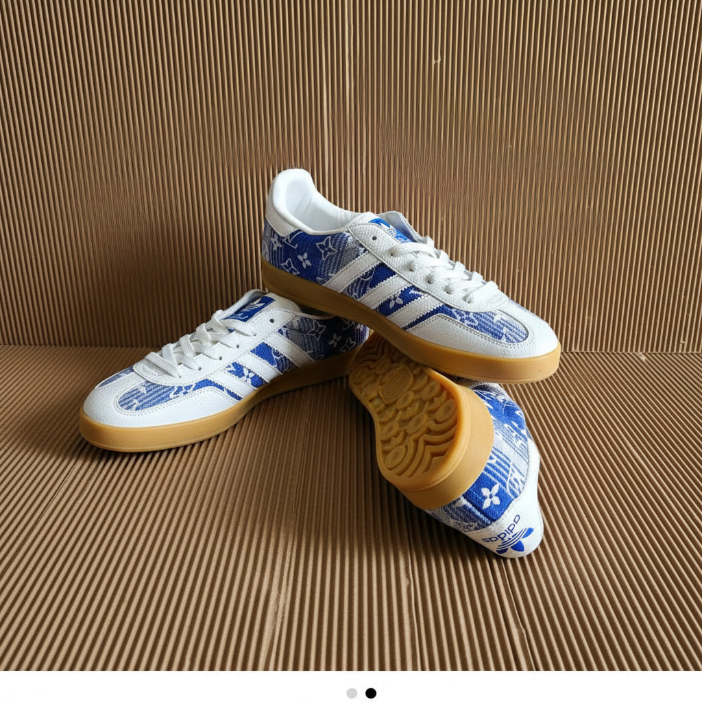 Scarpe Adidas sports shoes con design blu e bianco, perfette per sport e allenamento.