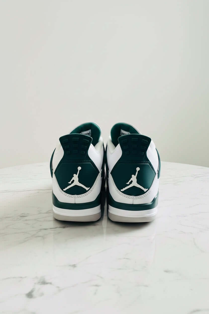 Scarpe Jordan per sport, dettagli posteriori con logo, design innovativo e comodo, perfette per l'attività sportiva.