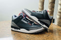 Scarpe Jordan per prestazioni sportive su un tavolo, progettate per comfort e performance in uso intensivo.