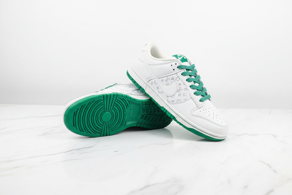Scarpe Nike per attività sportive con design bianco e verde su sfondo bianco.