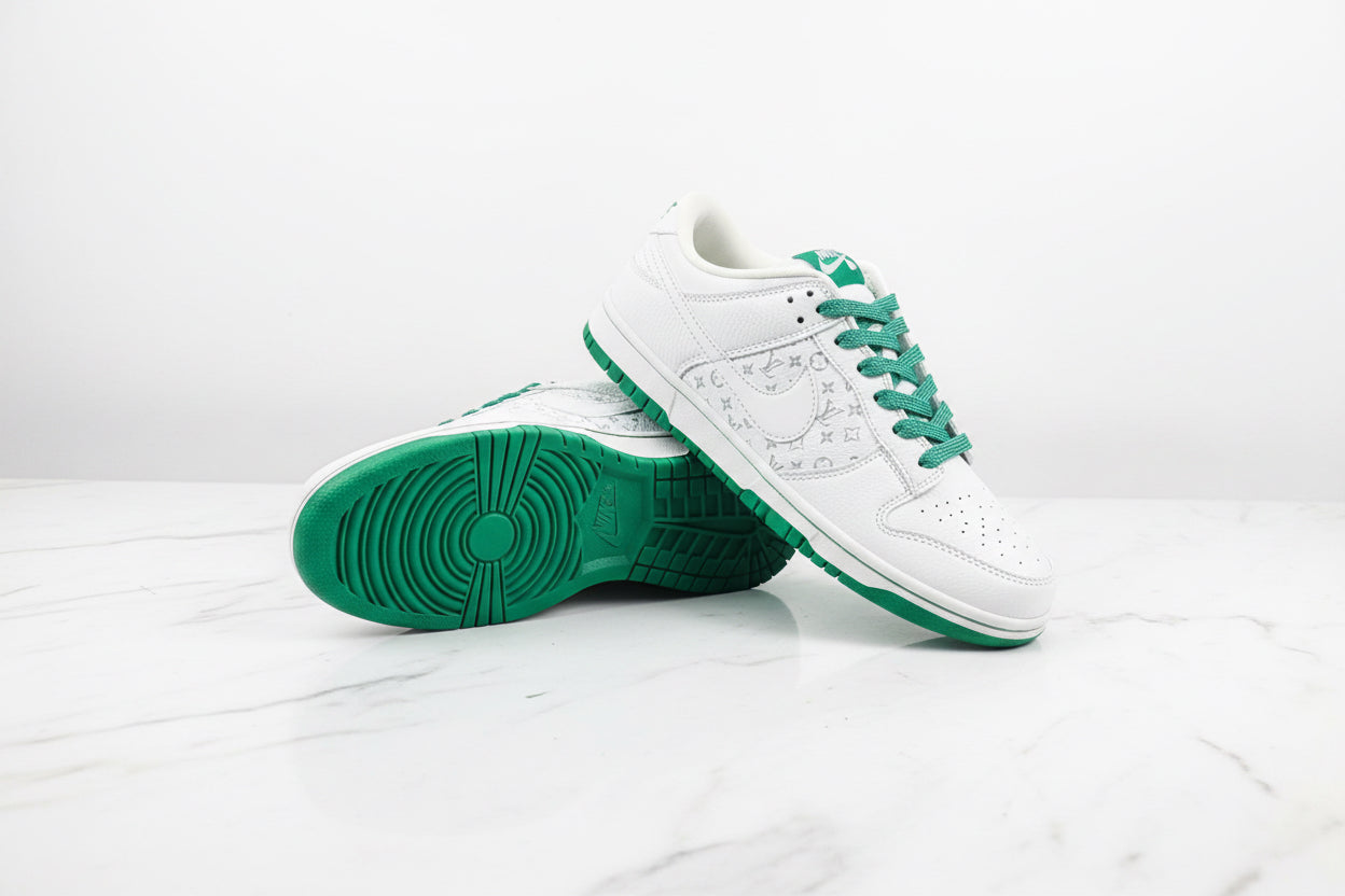 Scarpe Nike per attività sportive con design bianco e verde su sfondo bianco.