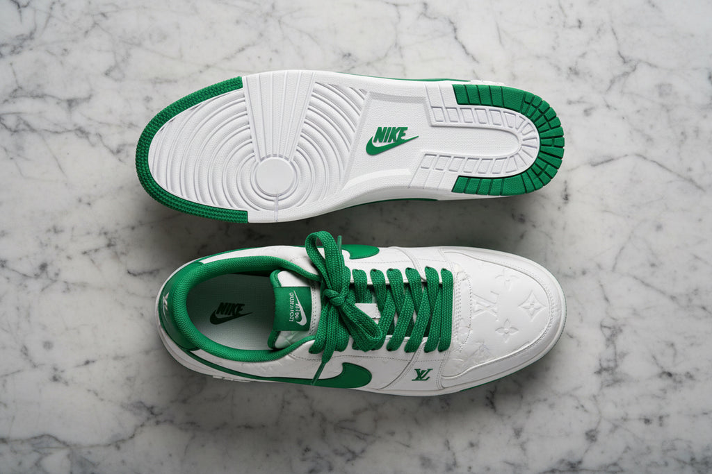 Scarpe Nike per attività sportive con design bianco e verde, suola resistente e traspirante, ideale per l'allenamento.